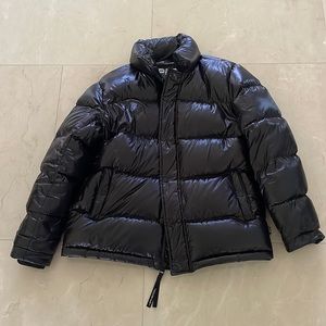 Super World™
THE SUPER PUFF jacket in shiny black in M.